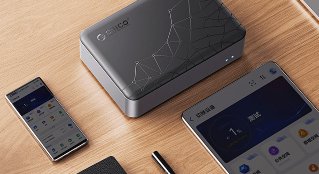 【QIUDrive】個人網路儲存器NAS 家用雲儲存放置在木質桌面上，旁邊有兩部智能手機顯示著與存儲設備相關的操作界面，展示出設備的多功能應用