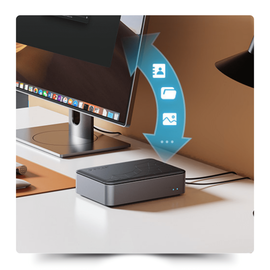 一台 NAS 設備連接著桌上的電腦，數據箭頭從電腦螢幕流向 NAS 設備，代表數據備份和存儲過程。